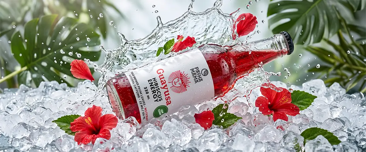 Пляшка «Guayusa Pachamama Cold Brew» на подрібненому льоді з квітками гібіскуса.