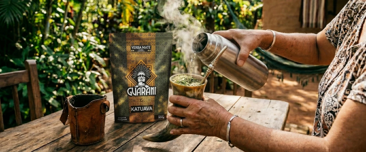 Парагвайська йерба-мате, приготована у гарячому вигляді — заливання листя мате Парагваю окропом